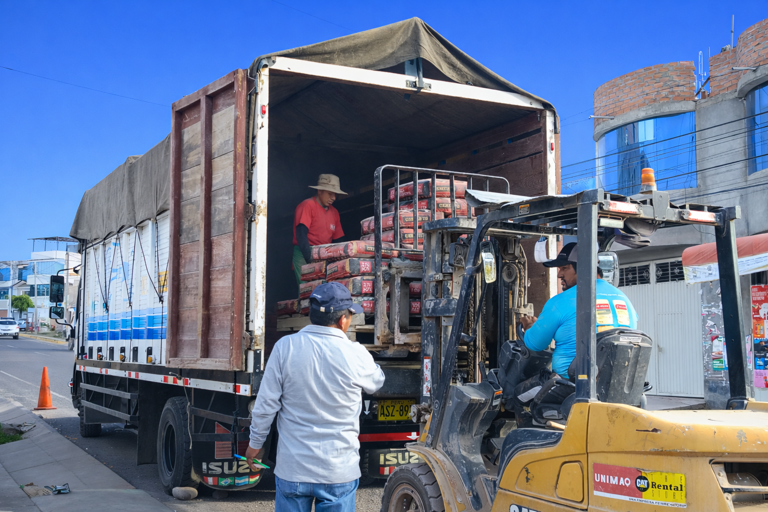 Equipo de Ferretería Alex descargando materiales